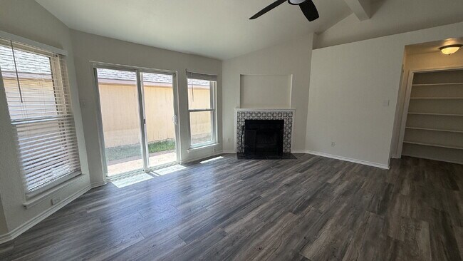 Foto del edificio - Updated 4-Bedroom 2 Bathroom Austin Home with Beautiful Backyard