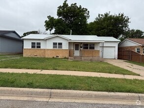 Building Photo - 821 N Dwight St