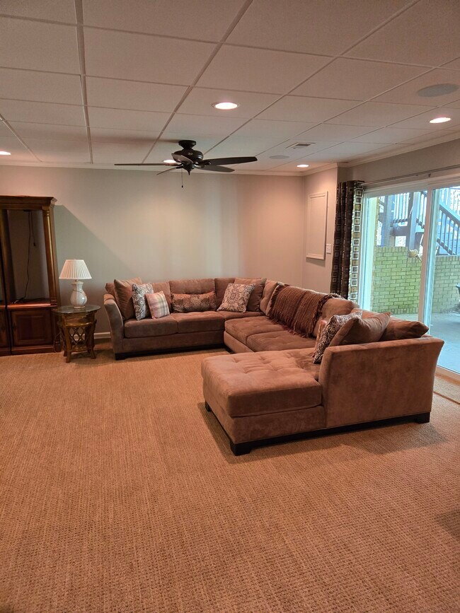 Living room with flat screen TV - 870 Brookfield Pky