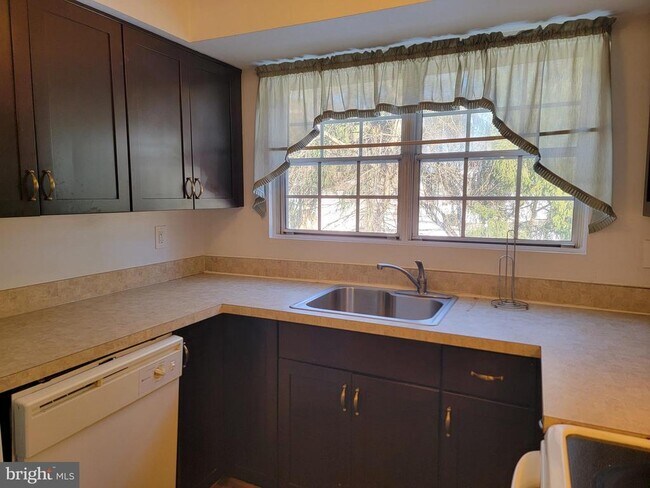 Foto del edificio - 9220 Niki Pl