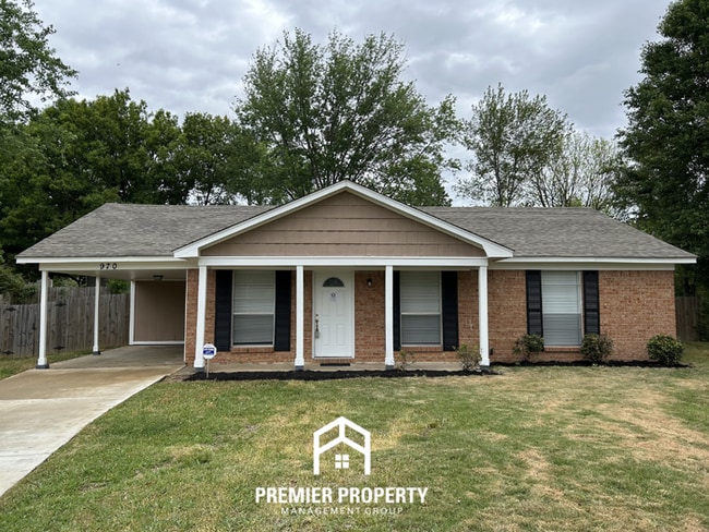 Charming 3BR/2BA in Southaven | Hardwood Floors & Large Fenced Backyard - Charming 3BR/2BA in Southaven | Hardwood Floors & Large Fenced Backyard House