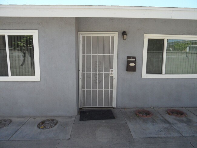Foto del edificio - 300 1/2-204 1/2 E Mills Dr