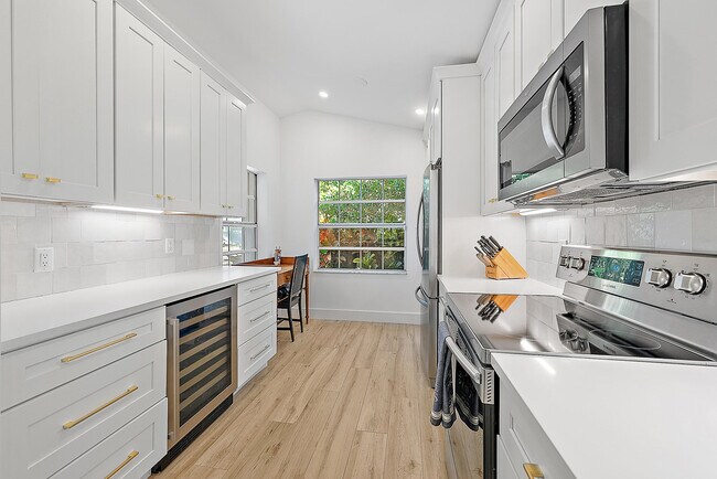 Building Photo - 15 Commodore Pl