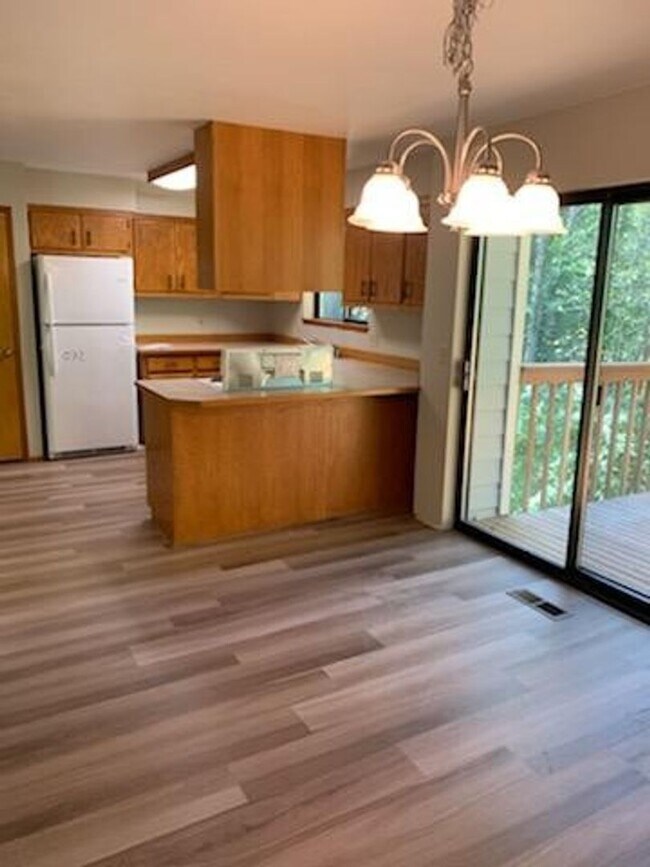 Foto del edificio - Pre-Leasing for August - 6Bed/3Bath House