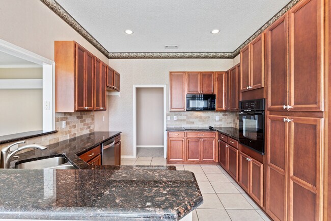 Building Photo - 7112 Holden Dr