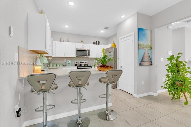 Building Photo - 424 NE 4th Ave