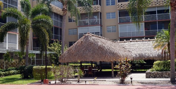 Cabañas Tiki - 406 NW 68th Ave