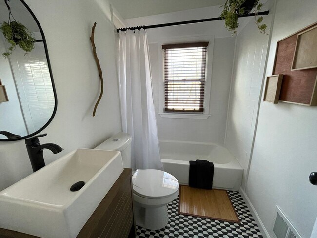 Building Photo - 2 bedroom/1 bathroom MUST SEE! Unique Design