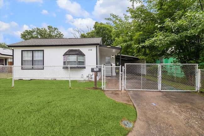 Building Photo - 218 E Fayle Ave