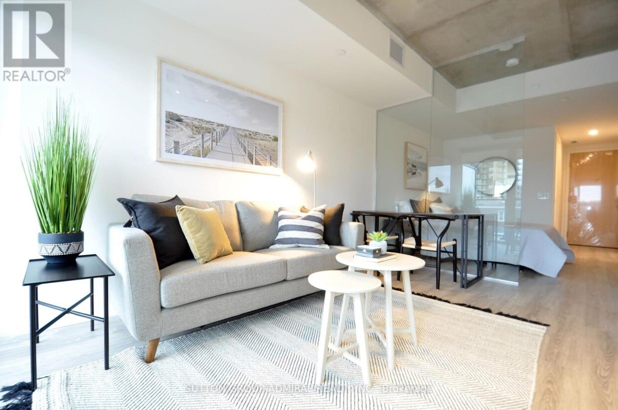 Primary Photo - 8 Hillsdale Ave E