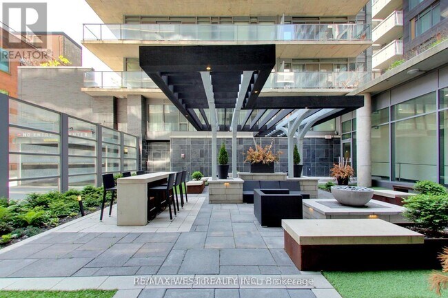 Photo du bâtiment - 650-650 King St W