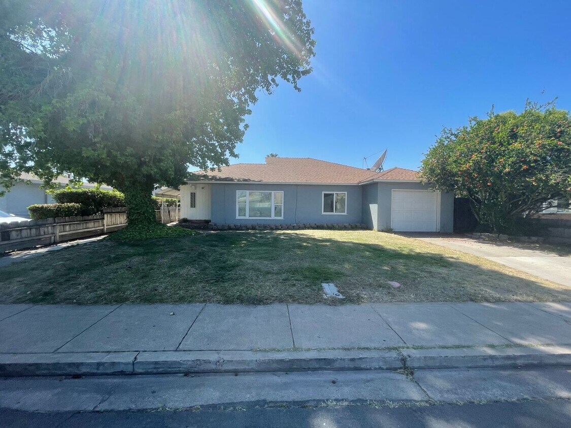 Primary Photo - 125 N Elm Ave