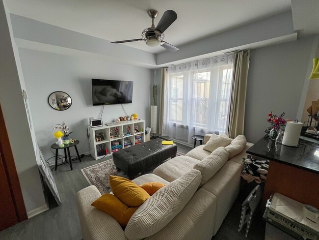 Photo - 6421 N Greenview Ave Apartment