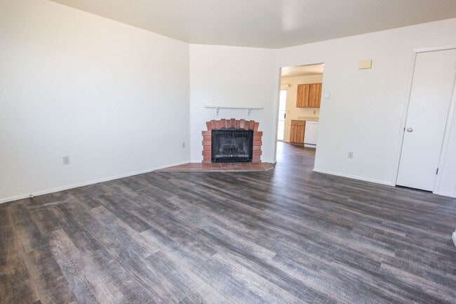 Building Photo - Triplex with Garage