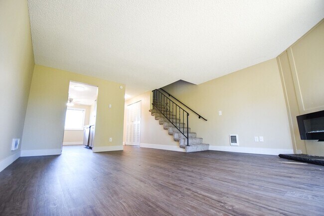 Building Photo - Spacious 2 bedroom 1.5 bath Town house Apartment!