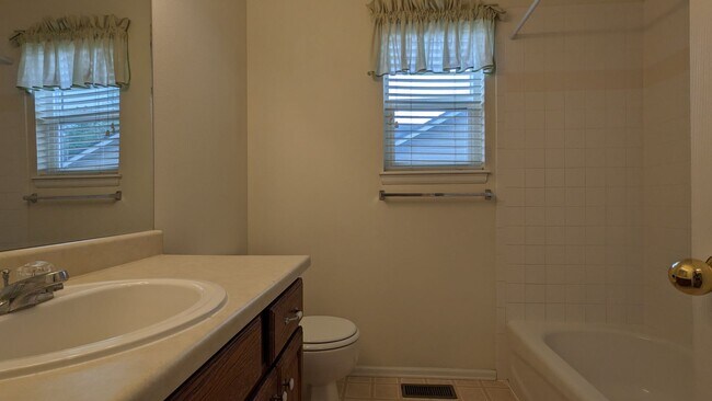 Foto del edificio - 6 Bed, 3 Bath Ranch, Finished Basement. A/C!