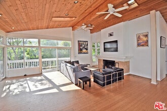 Building Photo - 2885 Searidge St