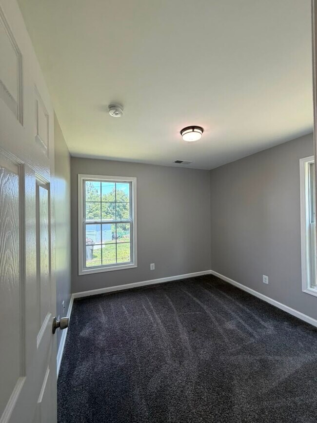 Foto del edificio - 803 Silver Creek Rd