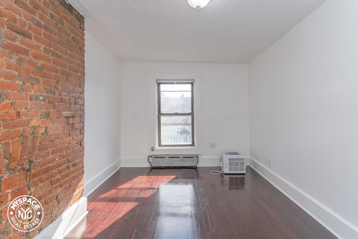 Foto principal - 1004 Bergen St