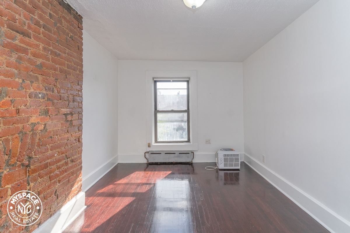 Primary Photo - 1004 Bergen St