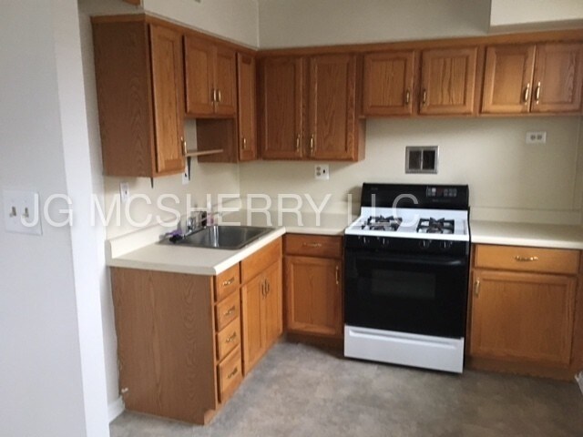 Foto del edificio - TWO BEDROOM DUPLEX IN RHAWNHURST