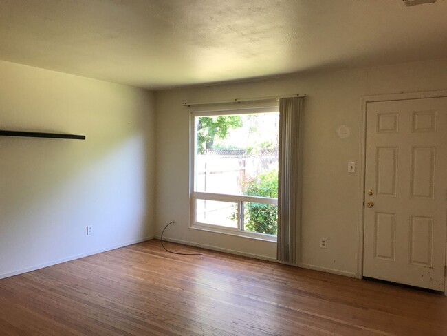 Building Photo - 3 bedroom 1 bath home central location