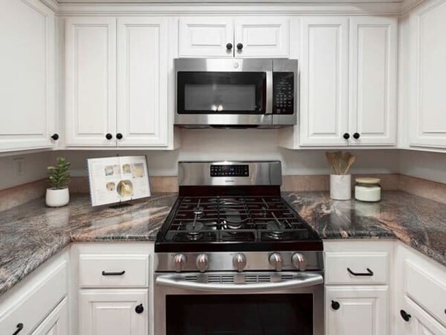 Building Photo - Beautiful Upgraded 2 Bed / 2 Bath 1 Story Condo Located in The Lakes in Carmel Valley