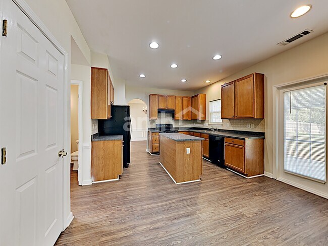 Foto del edificio - 585 Creek Valley Ct