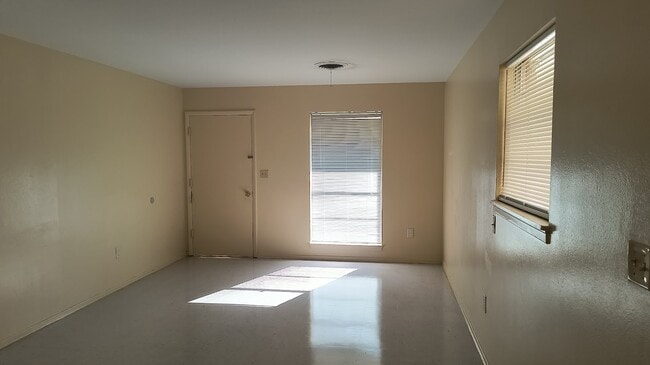 Building Photo - 1002 Bloomfield Dr