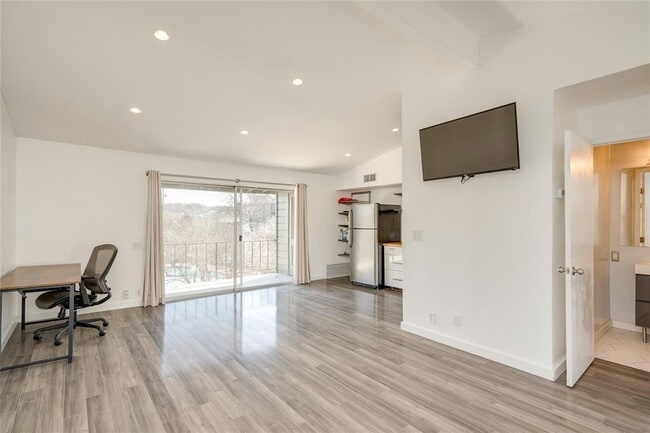 Building Photo - 1304 Mariposa Dr
