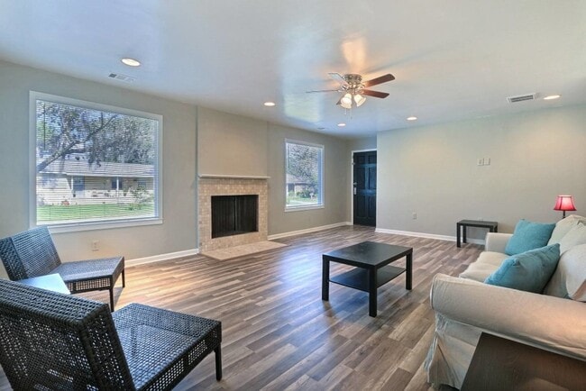 Building Photo - 2211