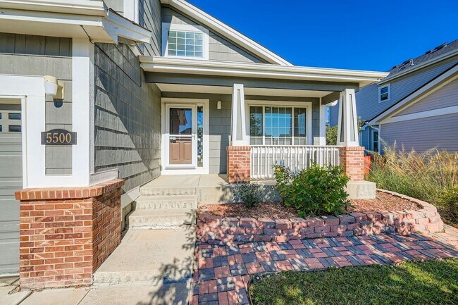 Foto del edificio - Spacious 5-Bedroom Home with Finished Base...