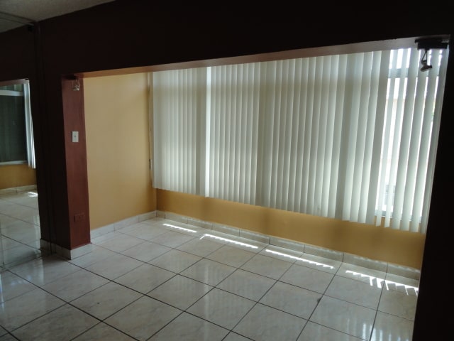 Foto del edificio - 120 Royal Palm Rd