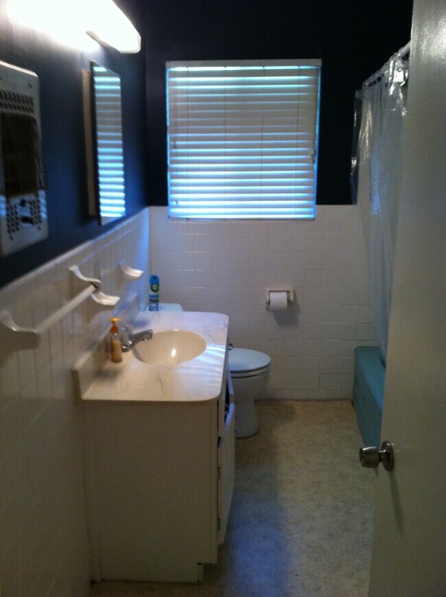 Hall bath - 3816 Bennett Rd