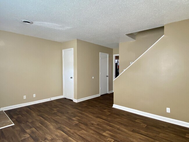 Foto del edificio - Walk to APSU!! 2 Bed/1.5 Bath! No carpet o...