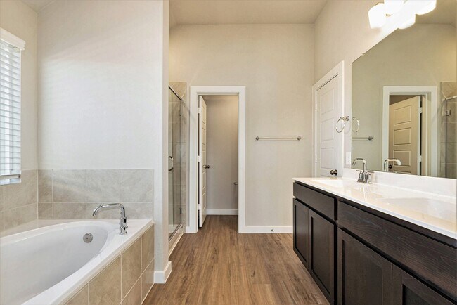 Foto del edificio - 672 Roaring Fls Dr