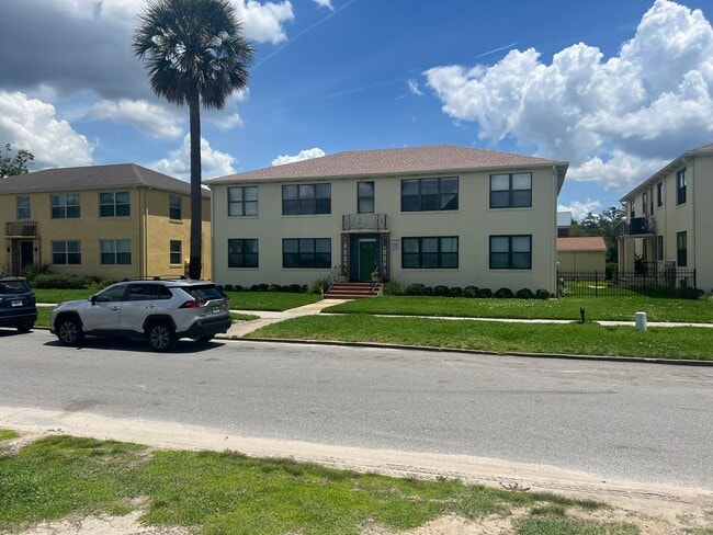 Building Photo - Beautiful renovated 1 bedroom Condo with River Views!