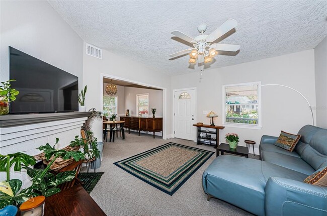 Building Photo - 833 1st St NE