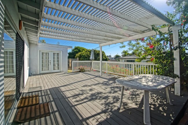 Foto del edificio - CHARMING, BRIGHT & AIRY 3BR2BA HOME W/ LAR...