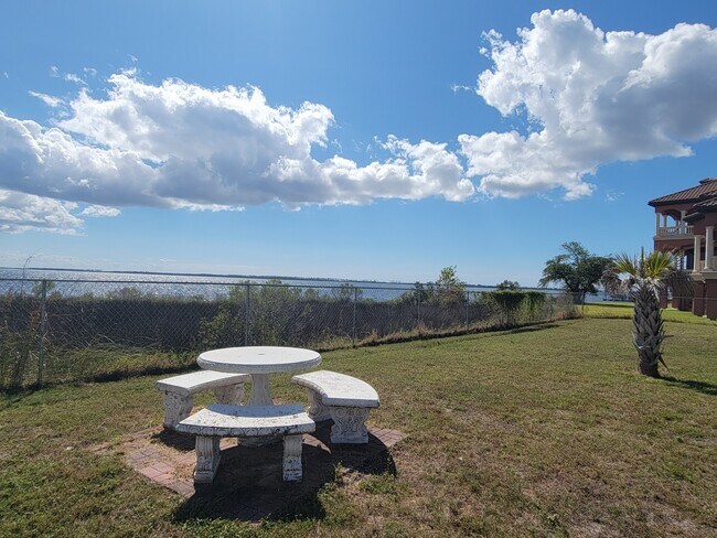 patio trasero con vista al agua - 7327 Rodgers Dr