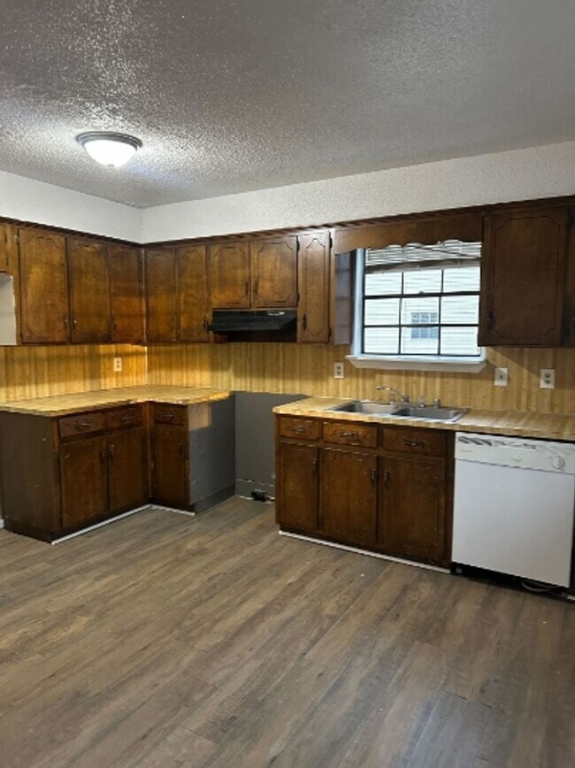 Building Photo - Charming Duplex for Rent- Spacious and Convenient Living!