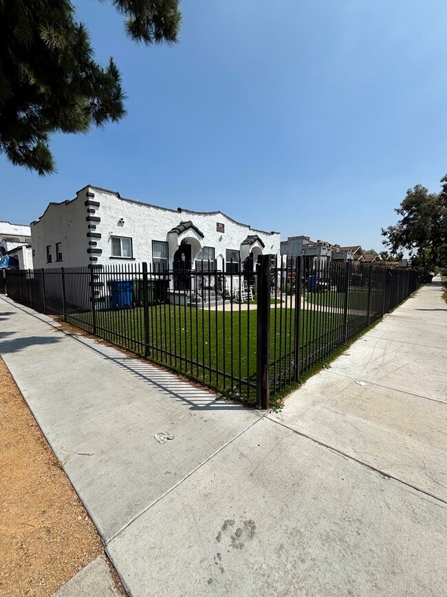 Building Photo - 5158 Denker Ave