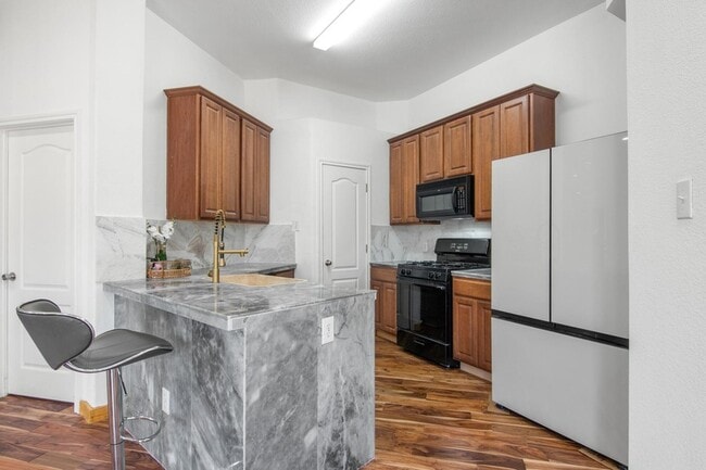 Building Photo - 702 Bent Wood Pl