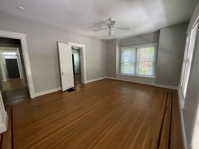 Foto del edificio - 2177 Baringer Ave