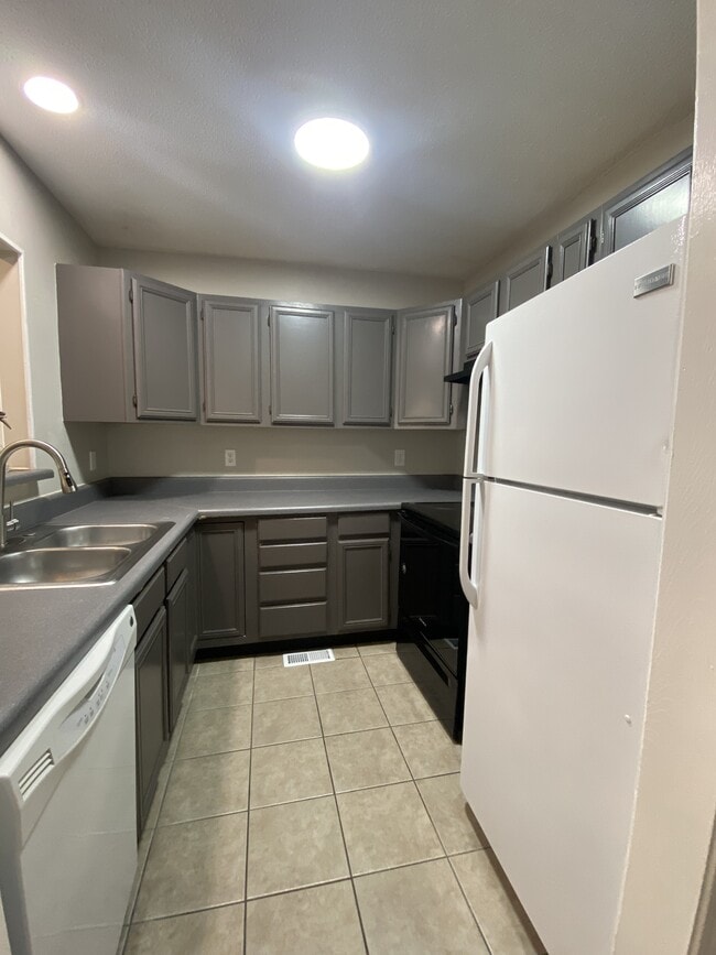 Building Photo - 145 Viking Dr