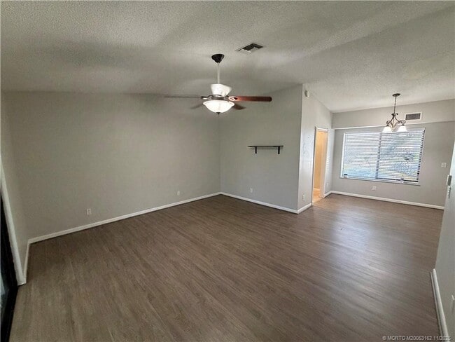 Foto del edificio - 800 NW Fork Rd