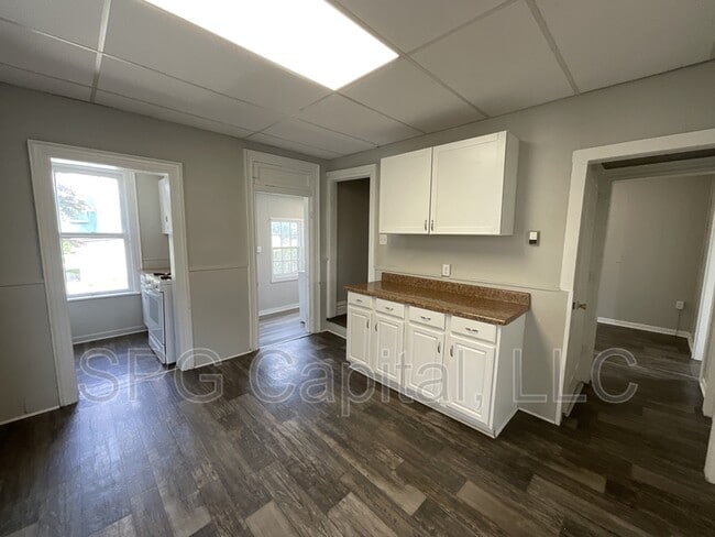 Building Photo - 207 N Forney Ave