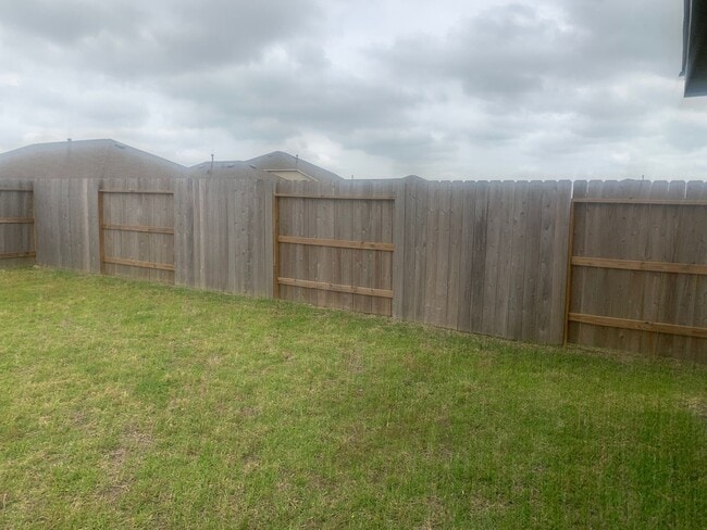Building Photo - 3 Bedroom Single Family Home in Baytown