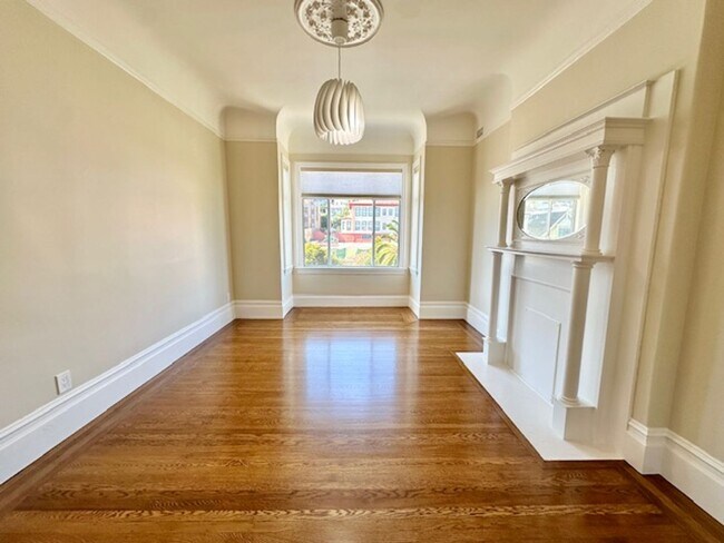 Building Photo - Charming Top Floor Sunny Edwardian