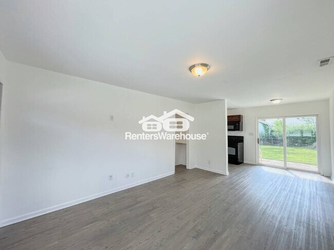 Foto del edificio - 8116 Nathan Ave